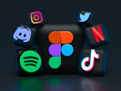 Social Media Icons vor schwarzem Hintergrund.
