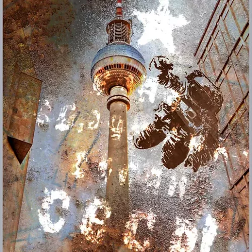 ASTRONAU. Fotocollage und Graffities Astronaut vor Berliner Fernsehturm. Streetart von Alex Hüfner (echt Berlin) unterstützt von Alexander Herweg-Alex Hüfner-Alexander Herweg