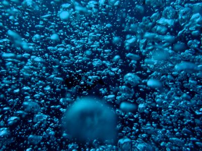 Blaue Blasen in tiefer See. Tauchen Alexander Herweg.