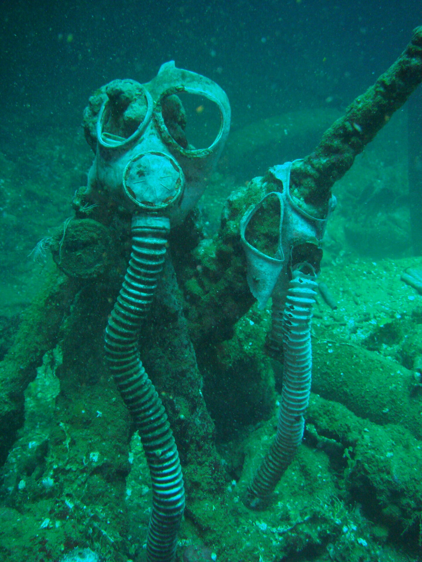 Gasmasken in einem Wrack. Truk Lagoon. Tauchen Alexander Herweg