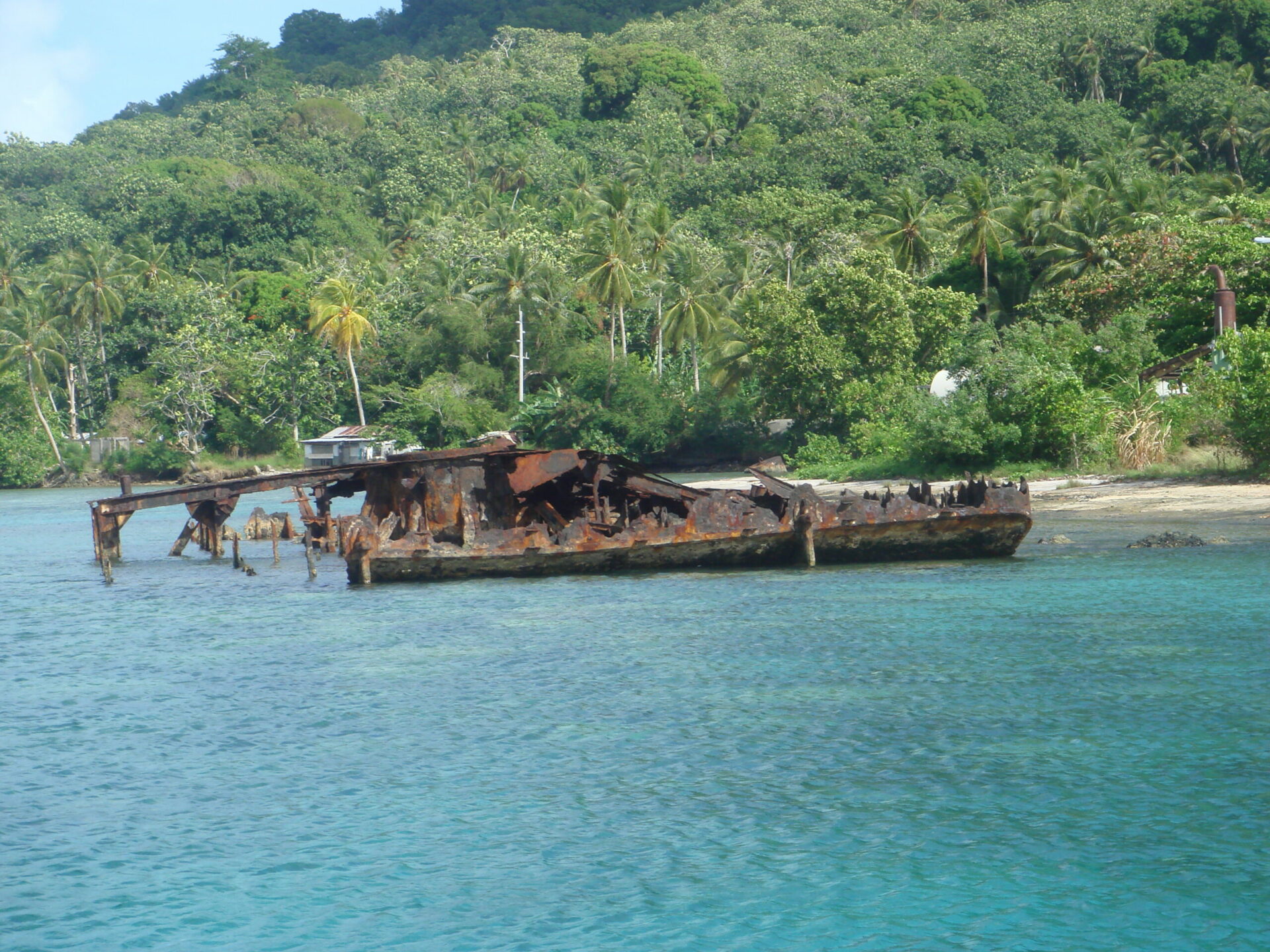 Remains of WW2 in Truk Lagoon. Wreck Diving.
