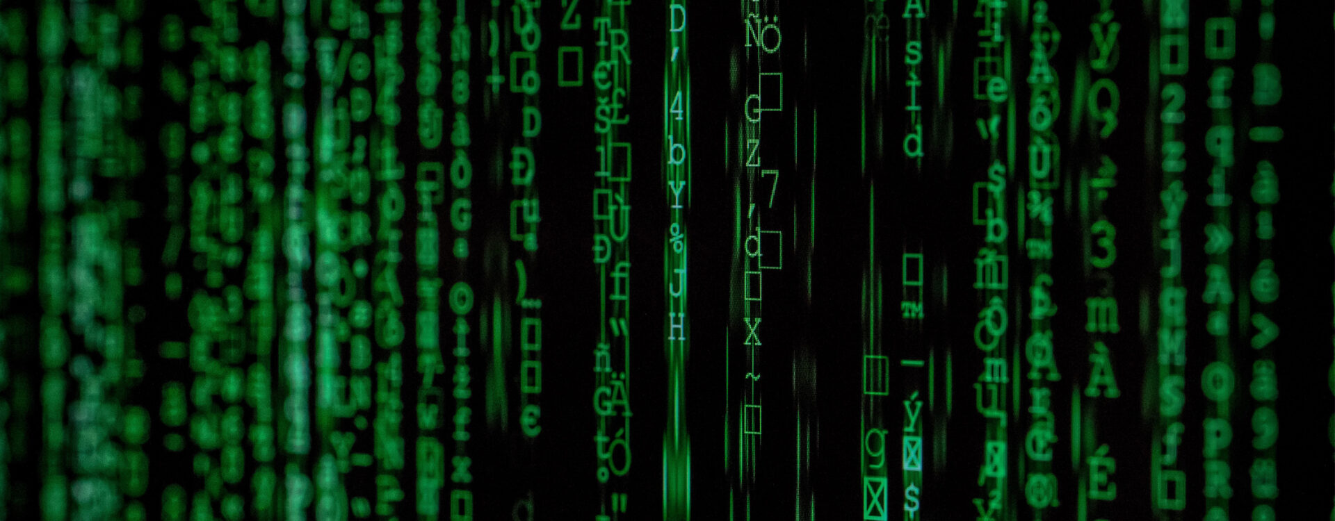 Grüne Computer-Zeichen auf schwarzem Bildschirm. Hacker. Datenschutz.