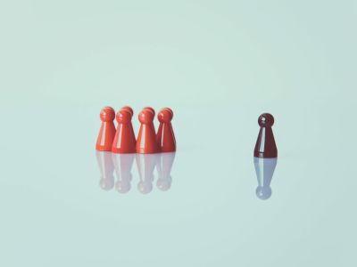 Mensch ärgere Dich nicht-Steine in rot und schwarz. Team Leadership