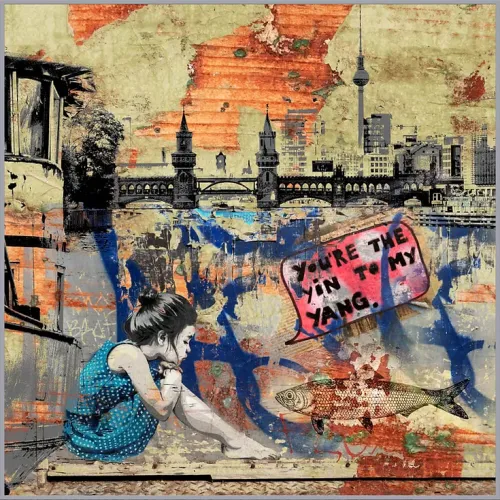 SEI NICHT TRAURIG. Fotocollage und Graffities trauriges Mädchen sitzt. Im Hintergrund Oberbaumbrücke und Fernsehturm Berlin. Streetart von Alex Hüfner (echt Berlin) unterstützt von Alexander Herweg