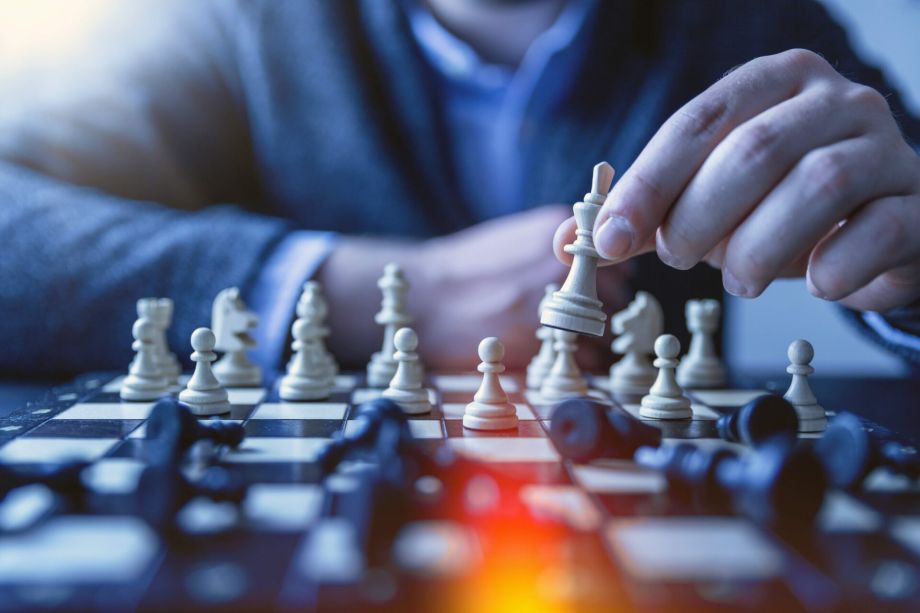 Schach Spieler. setzt den weißen König. Business Development. Geschäfts-Entwicklung. Alexander Herweg.