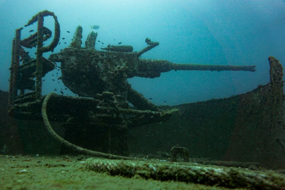 Schiffswrack mit Kanone. Tauchen. Deep Diving. Wreck Diving. Alexander Herweg. Dive Master.