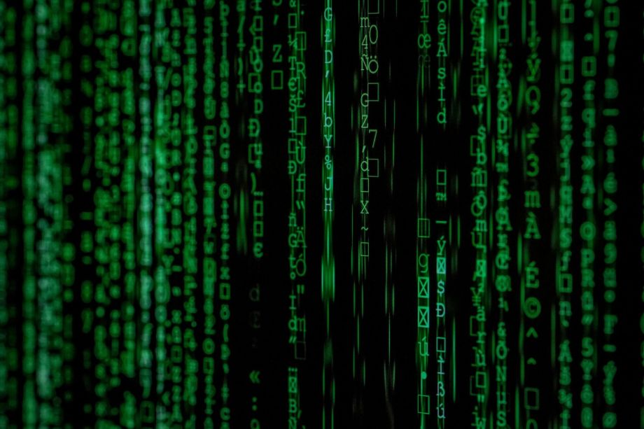 Schwarzer Monitor mit grünen Zeichen. Hacker.